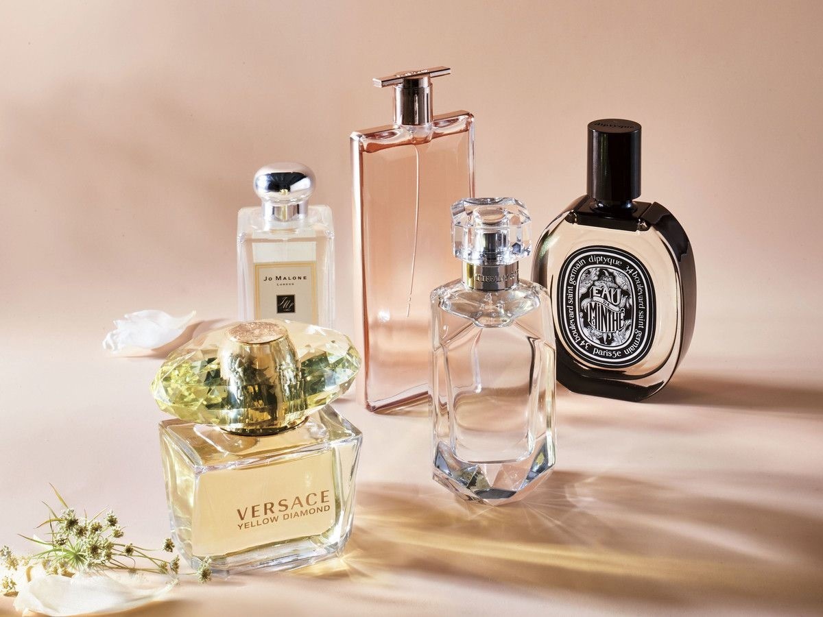 Chọn quà 14/2 cho vợ là nước hoa thể hiện sự quan tâm yêu chiều của người đàn ông Chọn quà 14/2 cho vợ là nước hoa thể hiện sự quan tâm yêu chiều của người đàn ông